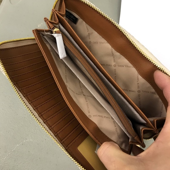 Michael Kors jet set travel wallet - Picture 10 of 11